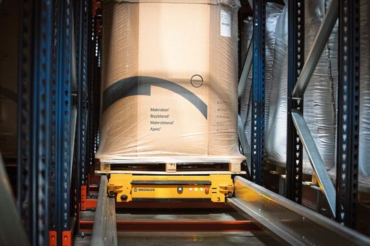 Das Radio Pallet Shuttle, ein eigenständig gesteuerter Elektroschlitten, ist für die reibungslose Ein- und Auslagerung der mit Kunststoffgranulat gefüllten Oktabins zuständig. Das Radio Pallet Shuttle, ein eigenständig gesteuerter Elektroschlitten, ist für die reibungslose Ein- und Auslagerung der mit Kunststoffgranulat gefüllten Oktabins zuständig.