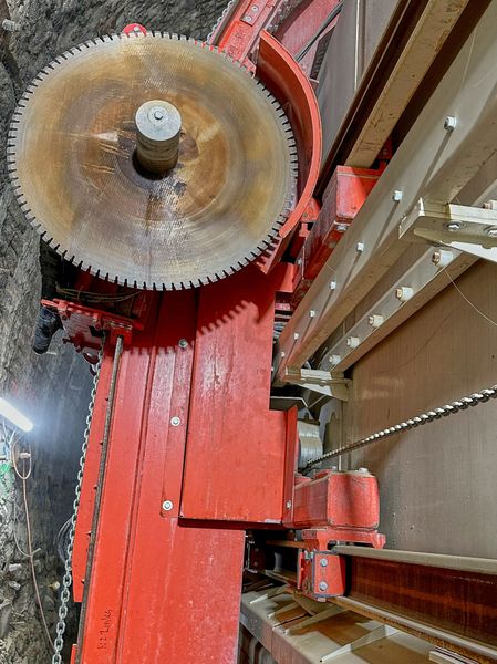 Die Schneidapparatur nutzt eine besondere Antriebstechnik: Für die Bogenfahrt hat sie Tecdos-Omega-Drive-Tec-25-Antriebe von Rud. Um die zweiteilige Schneidapparatur auch auf insgesamt 13 Metern in Längsrichtung zu verfahren, sind zusätzlich vier Kettenantriebe vom Typ Tecdos Omega Drive Tec 12 verbaut.  (Bild: Rud)