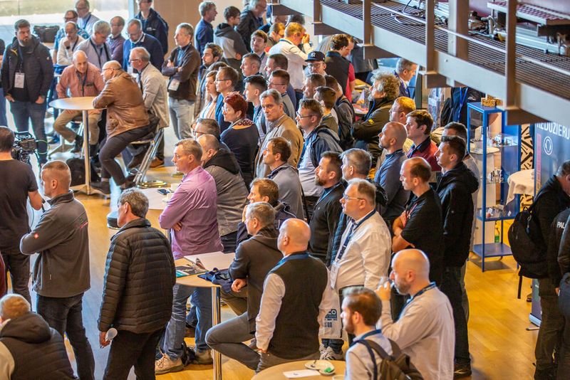 Lukas Kois, Produktmanager bei Desoutter gab in seinem Vortrag Einblicke, wie eine proaktive Schraubfallanalyse aussehen könnte. Denn die Schraubfallanalyse ist ein entscheidender Faktor für die Qualität und Sicherheit in Montageprozessen. Die Resonanz war groß. (Bild: Amelie Jehmlich/ART n Photo)