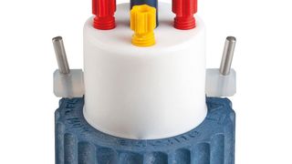 Durch die speziellen Verschlusskappen verdunstet kein Lösungsmittel mehr aus den HPLC-Vorratsflaschen. (Bild: Scat)