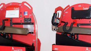 Um Arbeitssicherheit und Bedienkomfort beim Umreifungsvorgang zu erhöhen, hat Ergopack die Umreifungsmaschine optimiert, was im Vergleich mit der bisherigen Maschine (links im Bild) bereits optisch erkennbar ist. (Bild: Ergopack Deutschland)