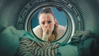 Wenn es aus der Waschmaschine stinkt, sind Bakterien dafür verantwortlich. Doch (andere) Bakterien könnten auch helfen, den Geruch zu mindern... (Bild: StockPhotoPro - stock.adobe.com)