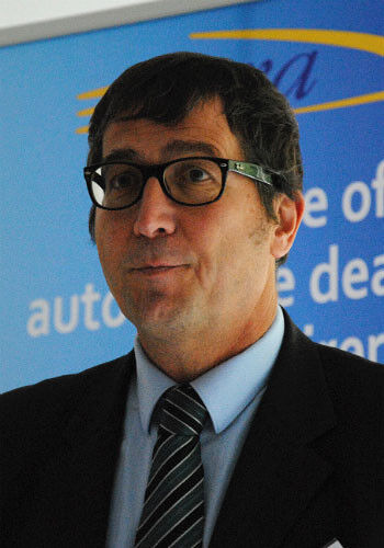 Trotz abgeschwächter Formulierung im Berichtsentwurf zu Cars 2020 machte Carlo Pettinelli von der Europäischen Kommission dem Kfz-Gewerbe Mut. Ziel ist, dass die Hersteller den Code of Conduct um Händlerschutzbestimmungen erweitern. (Foto: Baeuchle)