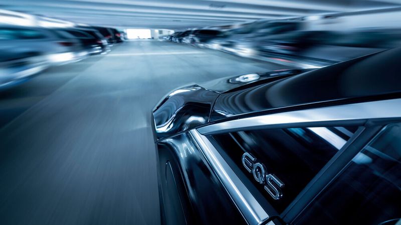Ein bisschen klingt es wie eine Szene aus „Knight Rider“. Man steigt an der Einfahrt des Parkauses aus und das Auto macht sich selbst auf den Weg. (Bild: Mercedes-Benz)