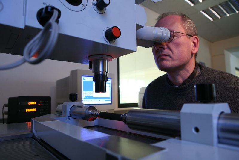 Bild 3: Bei der Kalibrierung von Prüf- und Messmitteln nutzt Decom UGK modernste Technologien.  (Bild: Decom)