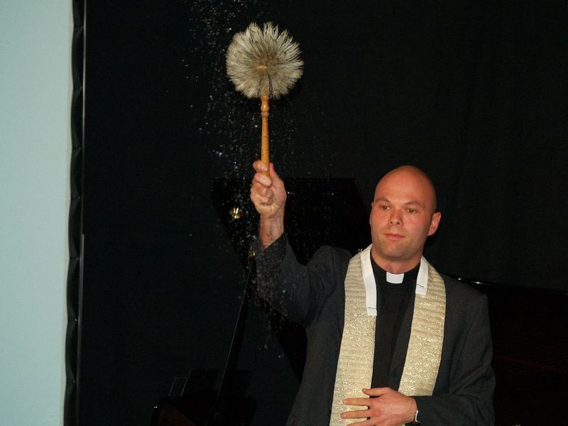 Kaplan Thomas Winderl übernahm den geistlichen Teils des Abends und segnete das neue Gebäude. (Archiv: Vogel Business Media)