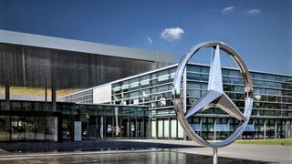 Mercedes-Benz quälen die negativen Auswirkungen des Ukrainekonflikts auf die Lieferketten. Gewisse Maßnahmen sollen Ausfälle kompensieren. Zunächst schaltet man im Werk Sindelfingen teilweise auf Kurzarbeit. Auch Produktionsverlagerungen stünden zur Debatte. (Bild: Mercedes-Benz)