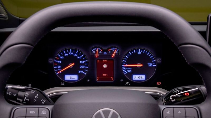 Beim Cockpit im VW Tiguan kann der Nutzer auf Wunsch den Anzeigestil des Golf 4 wählen. (Bild: VW)