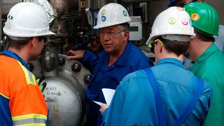 Peter Goth, Sachverständiger vom TÜV Süd Chemie Service mit Kollegen vor Ort. Viele unterschiedliche Firmen arbeiten gemeinsam an einem erfolgreichen Turnaround. (Tüv Süd)