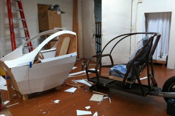 Das C1 von Lit Motors: zwei Gyroskope sorgen dafür, dass der elektrische Zweiradkabinenroller nicht umfallen kann - auch nicht bei einem Unfall (Bild: Lit Motors)