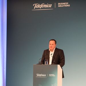 "„Besser vernetzt“ – das ist das Motto des diesjährigen Digital Innovation Day. „Besser vernetzt“ – das gilt keineswegs nur für die wachsenden kommunikativen Bedürfnisse von Menschen – Ihrer und unserer Kunden, sondern immer mehr auch für vernetzte Geräte, Maschinen und Fahrzeuge." So der Telefonica-Vorstand.(Bild:  Christoph Reiss)