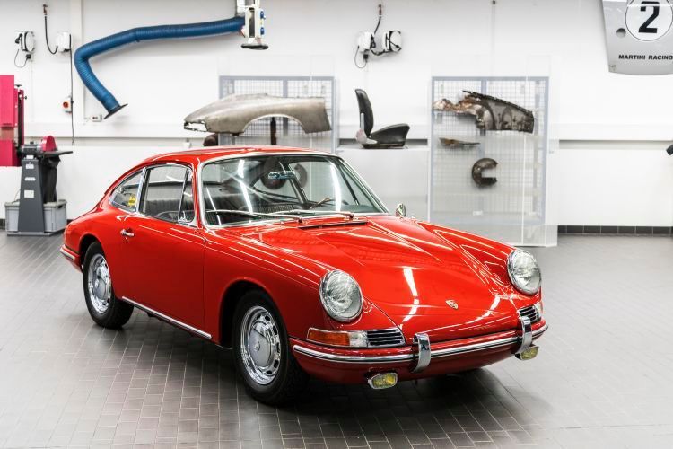 Dieser frühe „911er“ ist einer der nur 82 gebauten Ur-Elfer, die als „Porsche 901“ entstanden und später als 911 ausgeliefert wurden. Der Wagen war am 22. Oktober 1964 vom Band gelaufen. Über 100.000 Euro soll das Porsche-Museum für die urspüngliche Ruine bezahlt haben. (Bild: Porsche AG)