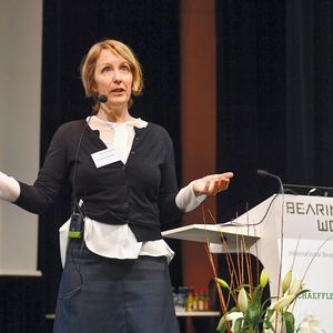 „Wir sind der Meinung, dass Maschinenbauer Mechatroniker werden müssen. Bei SKF bilden wir Teams aus Datenanalysten und Maschinenbauingenieuren, damit sie voneinander lernen“, erklärt Dr.-Ing. Victoria van Camp, SKF Group. 