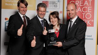 Von links nach rechts: Frank Hauser von Great Place to Work Deutschland, Michael Dams, Geschäftsführer NI Germany, Anette Dietz von Great Place to Work Deutschland, Christian Gröbmüller, National Sales Manager NI Germany (National Instruments)