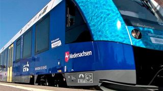 Dem Wasserstoffantrieb per Brennstoffzelle könnte bald auch die Schiene gehören, wie dieser Zug in Bremervörde bewiesen hat. Das meinen auch Experten des VDI und des VDE. Und Forscher machen sich bereits daran, die Reichweite deutlich zu erhöhen. Hier die Details. (Bild: RTL)