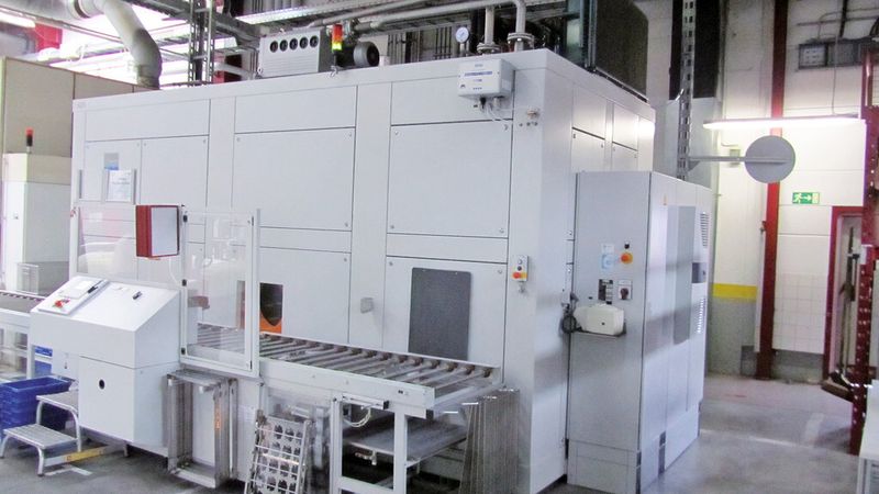 Bild 2: Die Arbeitskammer ist für 670 mm × 480 mm × 300 mm große Warenkörbe ausgelegt. Die Zuführung erfolgt automatisch über eine Rollenbahn. (Bild: Karl Roll)