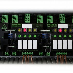 Durch ein Brücksystem lassen sich die Geräte einfach und ohne Verdrahtungsaufwand mitei-nander kombinieren.