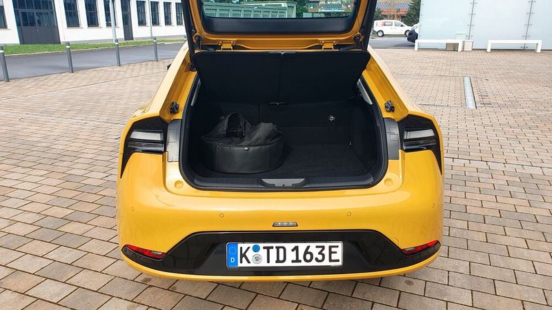 10. Der Kofferraum: Der Kofferraum ist im Prius kein Highlight. Zwar ist das Kofferraumvolumen im Vergleich zum Vorgänger gewachsen, gleichwohl schluckt der Prius immer noch nur unterdurchschnittliche 284 Liter. Praktisch ist ein Fach unter dem Kofferraumboden, das es ermöglicht, das Ladekabel elegant zu verstauen.   (Bild: Mauritz – VCG)