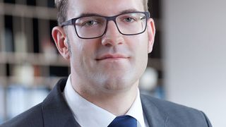 Sebastian Schaub, Maschinenbau-Ingenieur und technischer Kundenbetreuer bei Technoform Kunststoffprofile, referiert über Funktionsbauteile aus extrudierten Thermoplasten. (Technoform Kunststoffprofile)