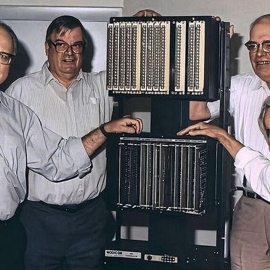 Die Pioniere der digitalen Relaislogik: Das Entwicklerteam um Richard „Dick“ Morley (im Bild ganz links) mit einem frühen Modell der Modicon 084. Ihre Entscheidung für den visuellen Kontaktplan sicherte der neuen Technologie die Akzeptanz in den Werkhallen. (Bild: Schneider Electric)