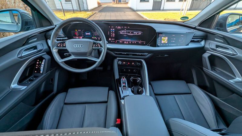 Im Innenraum wird der Generationswechsel dann aber sehr deutlich. Die früher Audi-typischen, griffsympathischen und satt rastenden Drehregler sind verschwunden, heute tatscht der Fahrer auf den Screen sowie auf Sensorflächen im Lenkrad und ... (Bild: Mauritz – VCG)