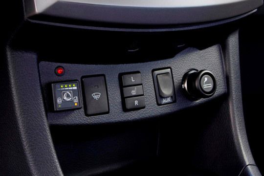 In der Mittelkonsole befindet sich der Schalter, mit dem der Fahrer zwischen Benzin- und Autogasbetrieb wählen kann. (Archiv: Vogel Business Media)