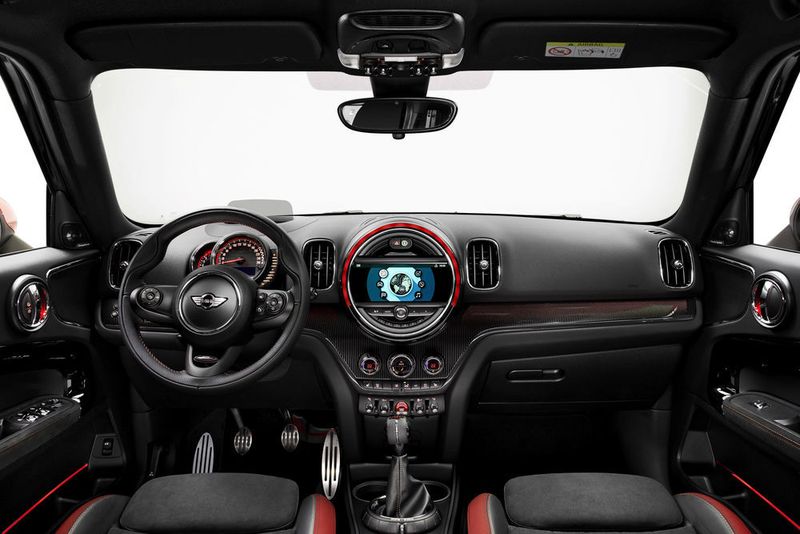 Auch im Innenraum des Mini Countryman JCW geht es sportlich zu.  (Mini)