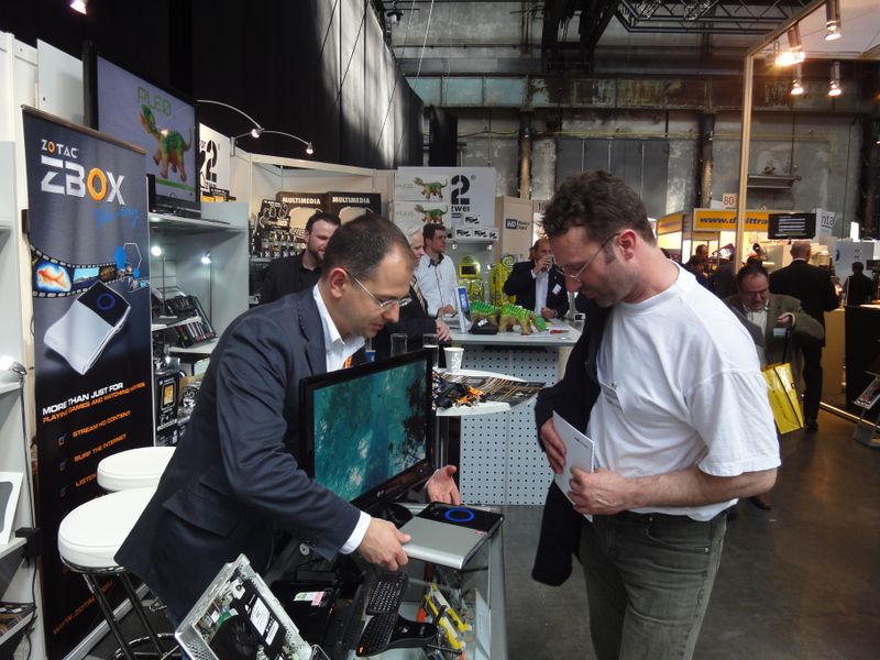 Maciej Wieczorek, Zotac (l.), zeigt Hans-Joachim Benninger, ArcoSYS, seine Neuheiten. (Archiv: Vogel Business Media)