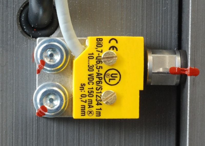 Durch das Fehlen mechanischer Teile ist die Lebensdauer der neuen berührungslosen Lüftüberwachung nicht abhängig von der Schalthäufigkeit. Das System ist magnetfeldfest und arbeitet absolut zuverlässig und verschleißfrei.  (Bild: Chr. Mayr)