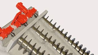 Schneckenpumpenantriebe: in der Mitte – Stirnradgetriebe angetrieben über Riementrieb mit Motor auf Motorstuhl. Daneben – Stirnradgetriebe mit Motoradapter angetrieben über einen mit Kupplung verbundenen Motor. (Bild: SEW-Eurodrive)