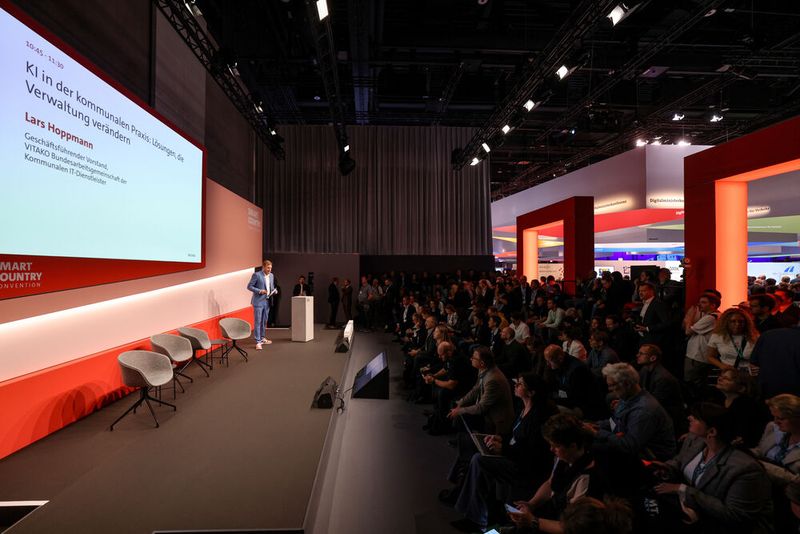 Insgesamt gab es neben der Hauptbühne, der Plaza Stage, noch etliche andere, jeweils nach einer Farbe benannten Bühnen auf der SCCON. Jede Bühne hatte ein dicht geplantes und vielseitiges Programm. (Bild: © Messe Berlin GmbH)