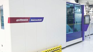 Blick auf die bei Aquatherm installierte Spritzgießmaschine Macropower 1000/16800 – die zweitgrößte Fertigungsanlage des Unternehmens mit einem maximalen Schussgewicht von 9 kg. (Aquatherm)