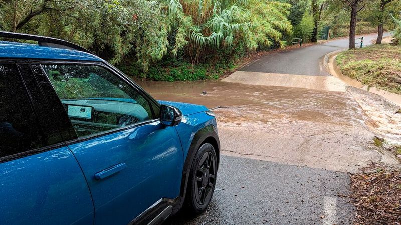 Kleinere Wasserdurchfahrten macht der Kia EV 9 klaglos mit. So viel SUV muss sein. (Bild: Rosenow – VCG)