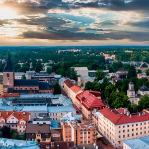 Part 2 der Estland-Reise: Eine weitere Stadt prägt das Land durch ihre Forschungs- und Wissenschaftsarbeiten in der Digitalisierung des Gesundheitswesens. Tartu ist die zweitgrößte Stadt des Landes (nach Tallinn) und bekannt für ihre Universität. (Bild: ©  Aerial Film Studio – stock.adobe.com)