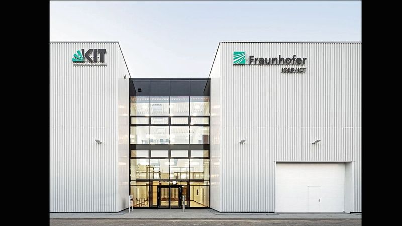 Leuchtturm am Campus Ost: Die Karlsruher Forschungsfabrik (KFF) wurde vor vier Jahren eröffnet. Ziel der Initiative von Fraunhofer und KIT ist es, eine offene Arbeitsumgebung zu schaffen, um KI-Verfahren schneller in die industrielle Anwendung zu bringen. (Bild: Olaf Sauer/Fraunhofer IOSB)
