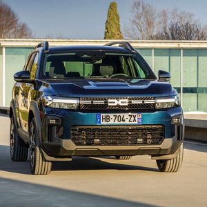 Der Bigster wird im C-Segment zu einem Preis von 23.990 Euro starten.(Bild:  Dacia/Adrien Cortesi)