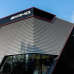 Das neu errichtete AMG-Brand-Center in Hamburg ist ein echter Hingucker.(Bild:  Mercedes-Benz AG)