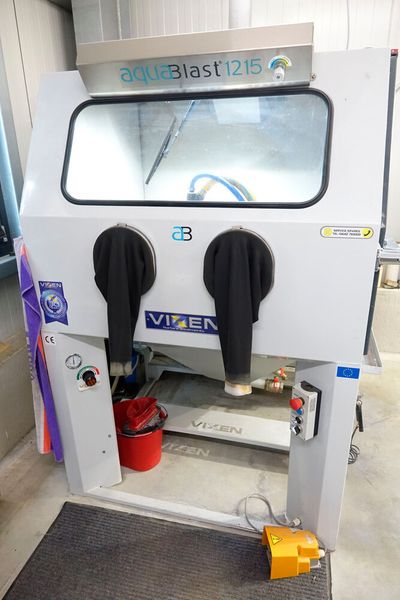 Sieht auf den ersten Blick wie eine ganz normale Strahlkabine aus. Doch spätestens der Scheibenwischer hinter der Scheibe verrät: Hier ist etwas anders. (Bild: Dominsky – VCG)