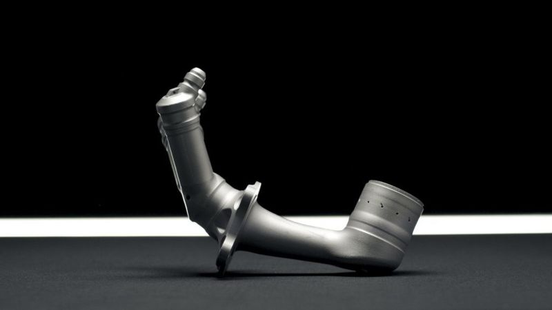 Das besonderer am LEAP Triebwerk: Anstatt 20 Einzelteile zu einer Kraftstoffdüse zu verschweißen, besteht die neue Düse aus nur einem 3D-gedruckten Bauteil. Sie wiegt 25 Prozent weniger, ist fünf Mal länger haltbar und ist in der Herstellung 30 % günstiger. (GE Aviation)