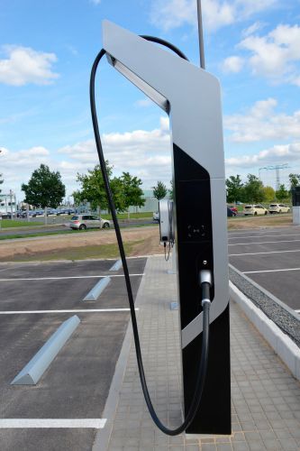 Die Ladekabel sollen den Boden nicht berühren und werden mit Wasser gekühlt. (Achter / »kfz-betrieb«)