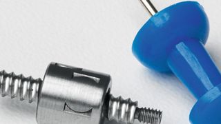 Größenvergleich: ein Miniatur-Kugelgewinde-
trieb (Ø 3 mm) und eine herkömmliche Pin-Nadel. (Steinmeyer)