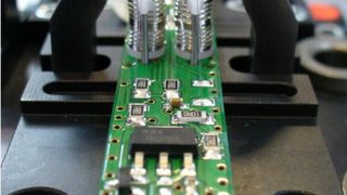 Gut zu erkennen: Die spiralförmigen Formgedächtnisdrähte sitzen als Aktorelemente direkt auf der Steuerplatine. (Actuator Solutions)