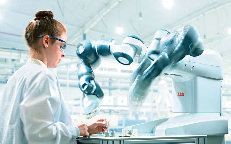 Mit YuMi, einem kollaborativen Zweiarmroboter, hat ABB beim Thema kollaborative Robotik bereits 2015 einen wichtigen Meilenstein gesetzt. Der Roboter wurde speziell für die Kleinteilmontage in der Elektronikindustrie entwickelt. (Bild: ABB)
