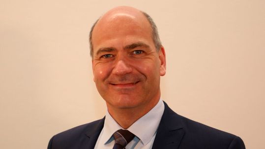 Denis Gohl, Filialleiter im Ford-Store Hamburg-Altona, rechnet mit einem Umsatzschub von 20 Prozent nach der Modernisierung.(Bild:  Krüll-Gruppe)