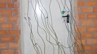 8.37 Uhr: Zu Beginn der Prüfung sieht man bereits den Lichtschein des Feuers am unteren Rand der Tür. (Bild: Hörmann)