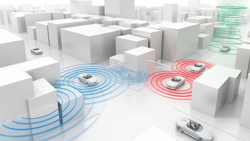 C-V2X technology enables direct communication between vehicles, roadside infrastructure and other road users.(Bild:  Audi)