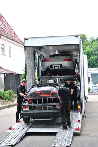 Vom Serienfahrzeug bis zur Forschungsstudie: Behutsam werden die rund 300 Exponate in ihre neue Bleibe transportiert. (Dominsky)