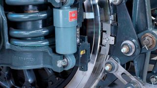 Das Bremskraft-Messelement Typ 9305A1B von Kistler für Klotzbremsen ermöglicht das Überwachen von Bremssystemen in Schienenfahrzeugen. (Kistler)