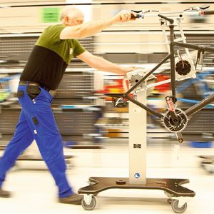 Mit dem Roemheld-Montagewagen Bike-Promobil sind die Rose Bike-Monteure sehr zufrieden.(Bild:  Roemheld GmbH)