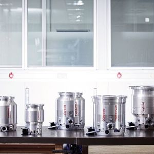 Der Turbo für's Vakuum: Turbomolekularpumpen basieren auf dem Prinzip der Molekularpumpe und sind für extreme Unterdrücke im Hoch- und Ultrahochvakuumbereich geeignet. Die abgebildeten i/iX-Pumpen von Leybold sind zudem besonder umempfindlich  gegenüber mechanischen Stößen oder einer plötzlichen Entlüftung. (Bild:  Leybold)